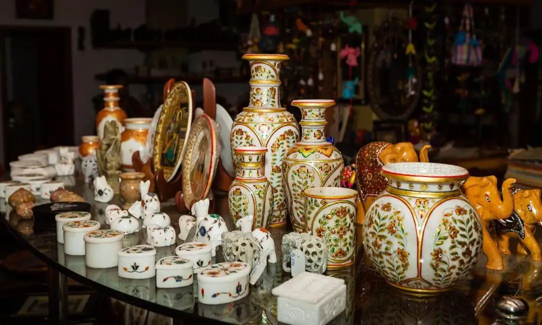 Delhi: Half day Shopping tour with guide by car.